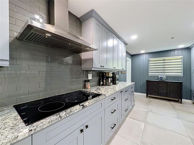 10460 NW 4th St, Plantation, FL 33324
