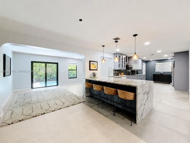 10460 NW 4th St, Plantation, FL 33324