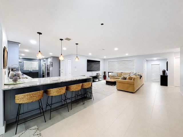 10460 NW 4th St, Plantation, FL 33324