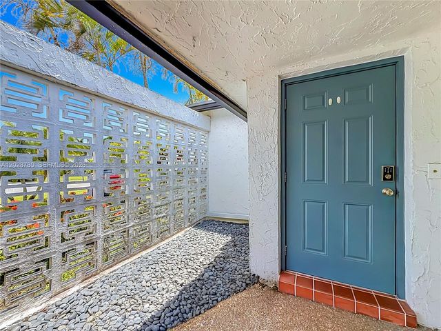 10460 NW 4th St, Plantation, FL 33324