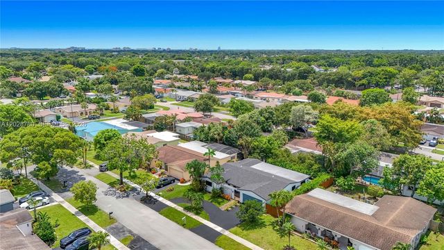 10460 NW 4th St, Plantation, FL 33324