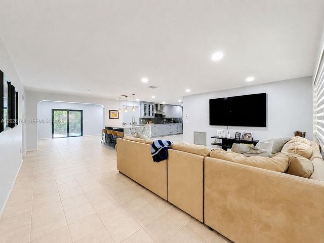 10460 NW 4th St, Plantation, FL 33324