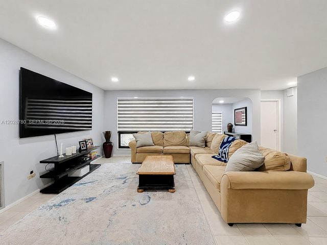 10460 NW 4th St, Plantation, FL 33324