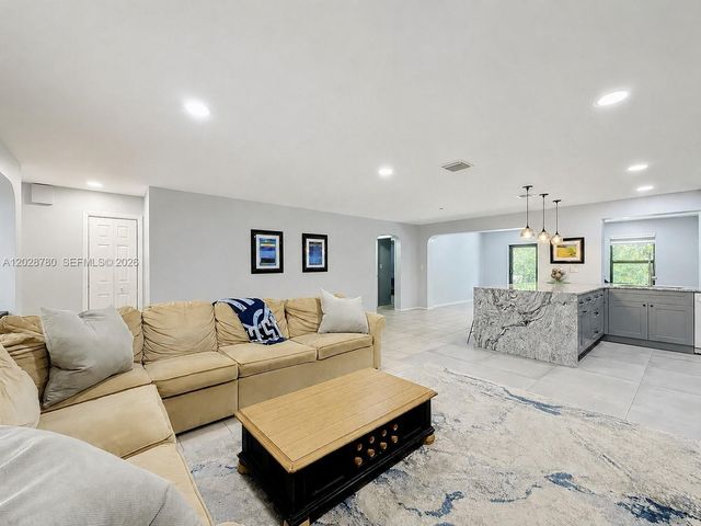 10460 NW 4th St, Plantation, FL 33324