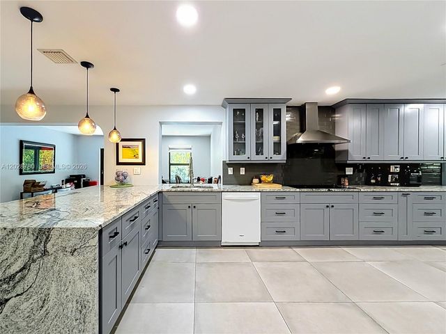 10460 NW 4th St, Plantation, FL 33324