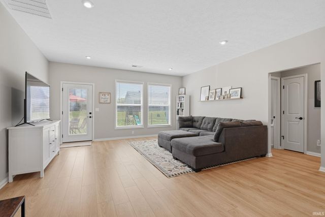9867 Monte Way, Newburgh, IN 47630