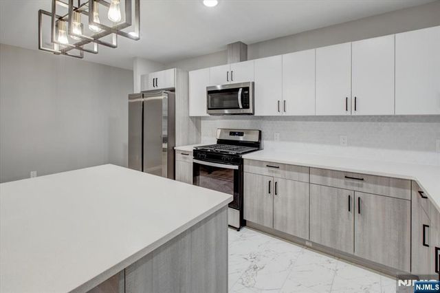 1081 18th Avenue, Newark, NJ 07106