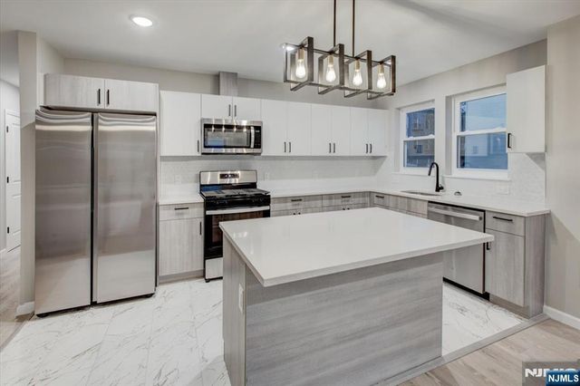 1081 18th Avenue, Newark, NJ 07106