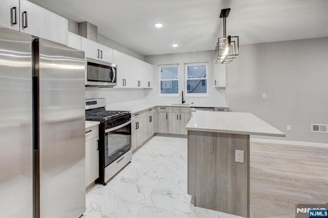 1081 18th Avenue, Newark, NJ 07106