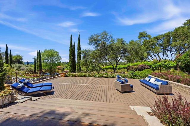 9688 Clos Du Lac Cir, Loomis, CA 95650