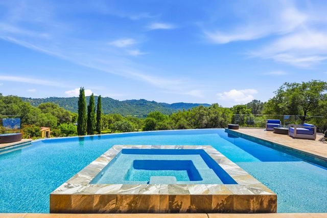 9688 Clos Du Lac Cir, Loomis, CA 95650