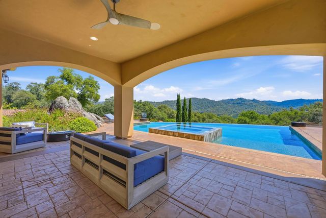 9688 Clos Du Lac Cir, Loomis, CA 95650