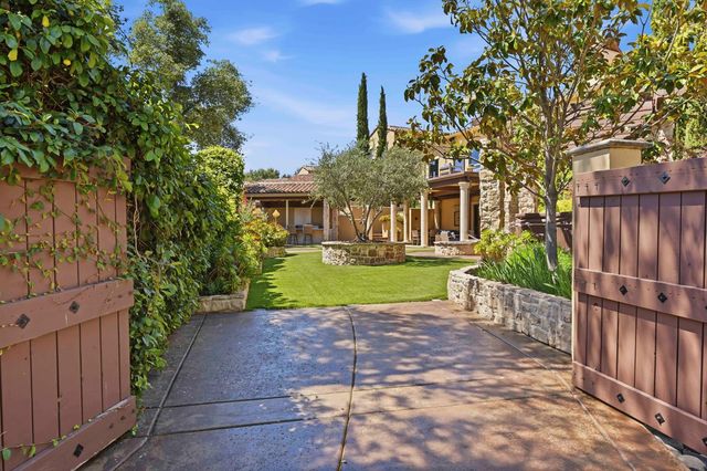 9688 Clos Du Lac Cir, Loomis, CA 95650