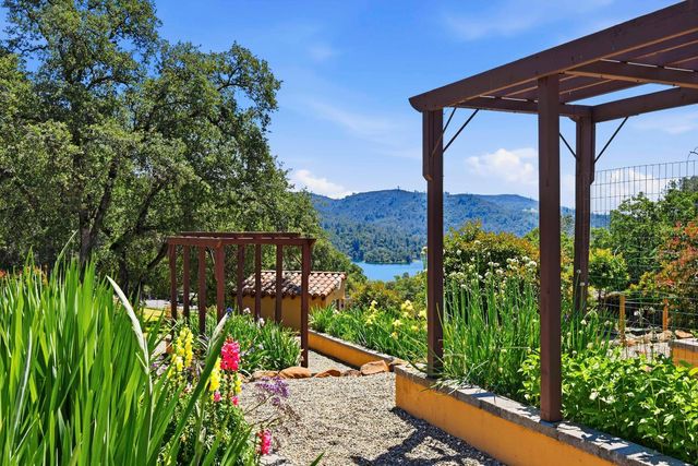 9688 Clos Du Lac Cir, Loomis, CA 95650