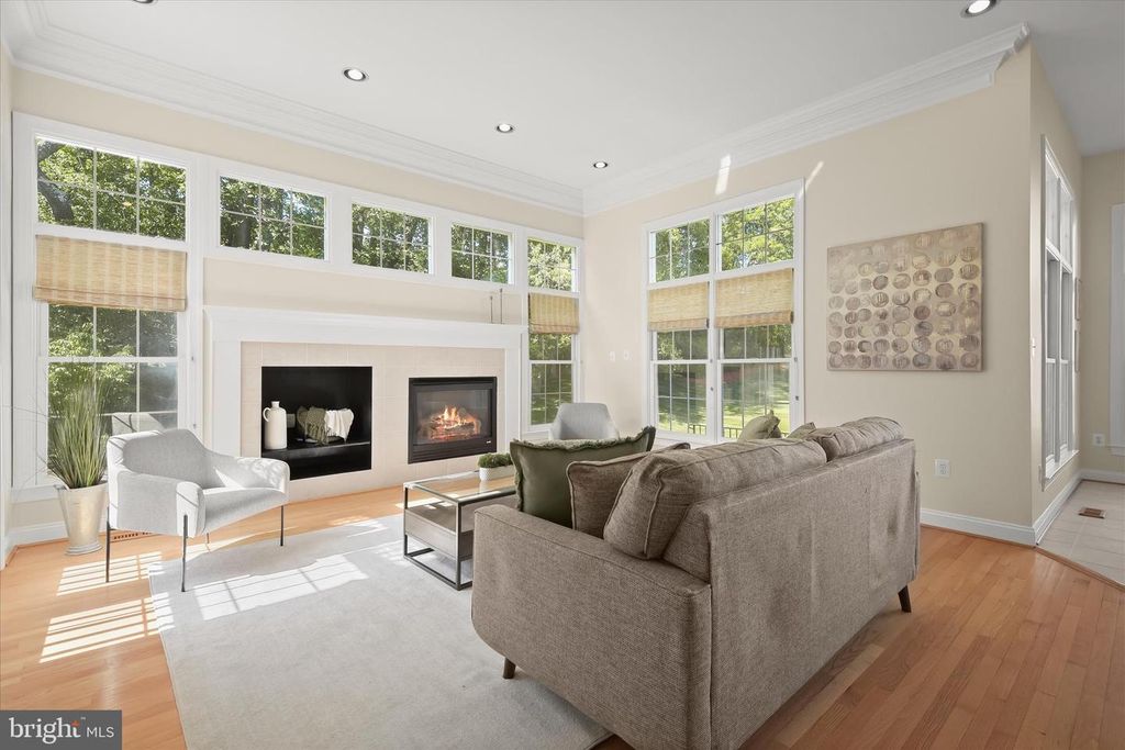 Image 17 of property listing at 16907 HARBOUR TOWN DR, Ashton, MD 20861