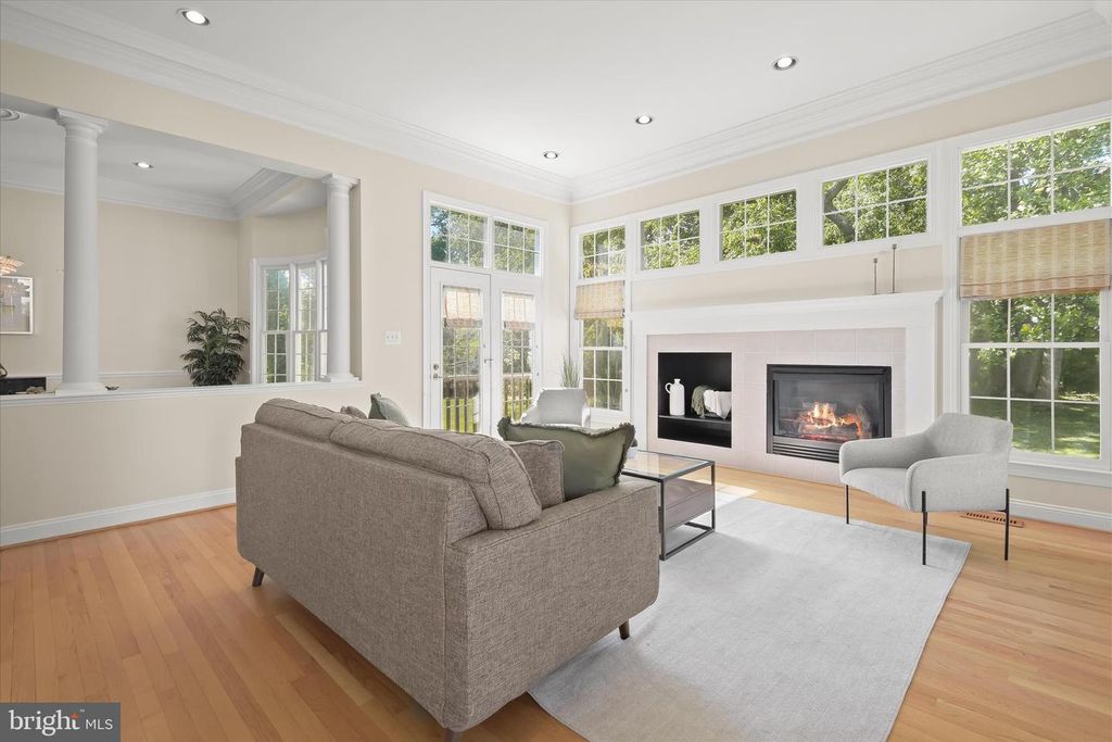 Image 18 of property listing at 16907 HARBOUR TOWN DR, Ashton, MD 20861