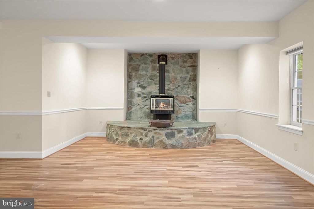 Image 54 of property listing at 16907 HARBOUR TOWN DR, Ashton, MD 20861