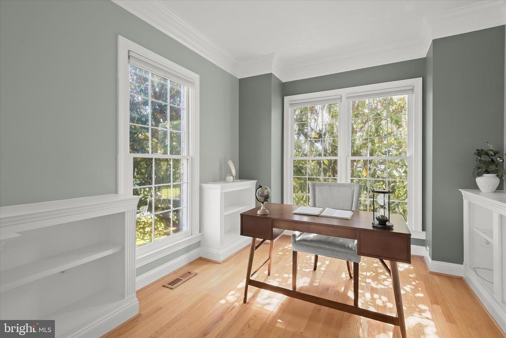 Image 6 of property listing at 16907 HARBOUR TOWN DR, Ashton, MD 20861