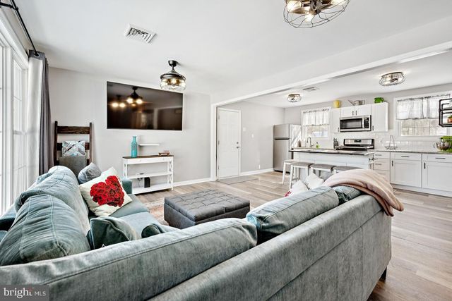 8 LANCIA PL, Lindenwold, NJ 08021