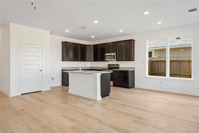 5669 Fox Bluff Drive, Bryan, TX 77807