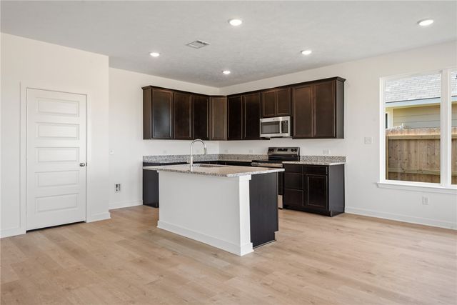 5669 Fox Bluff Drive, Bryan, TX 77807