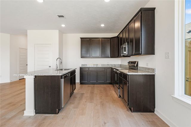 5669 Fox Bluff Drive, Bryan, TX 77807