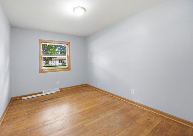 921 W Theresa LANE, Glendale, WI 53209