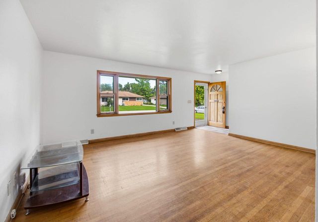 921 W Theresa LANE, Glendale, WI 53209