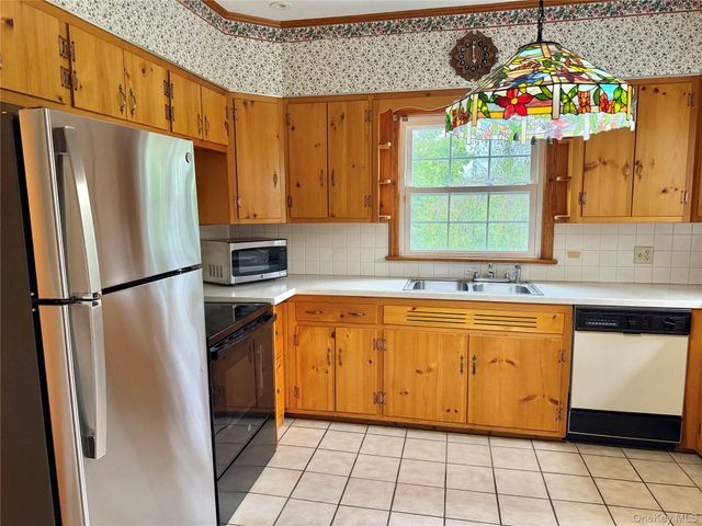 191 N Putt Corners Road, New Paltz, NY 12561