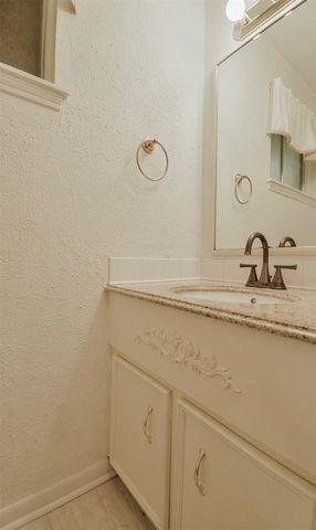13915 Roundstone Lane, Houston, TX 77015