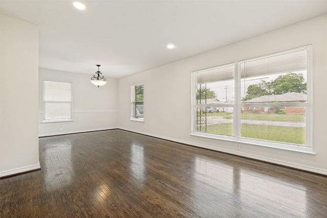 2414 San Medina Avenue, Dallas, TX 75228
