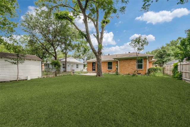 2414 San Medina Avenue, Dallas, TX 75228