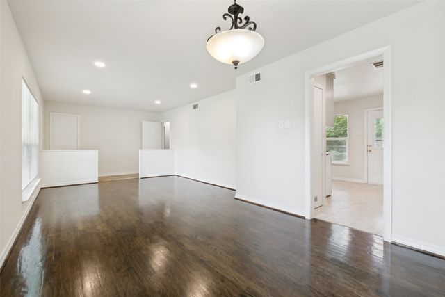 2414 San Medina Avenue, Dallas, TX 75228
