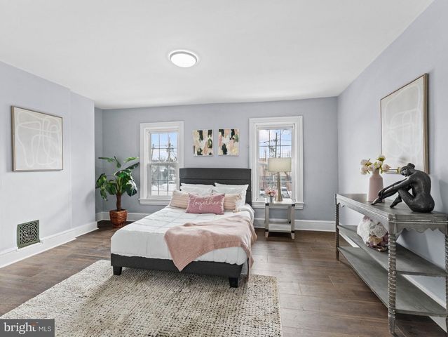 229 W BROAD ST, Burlington, NJ 08016