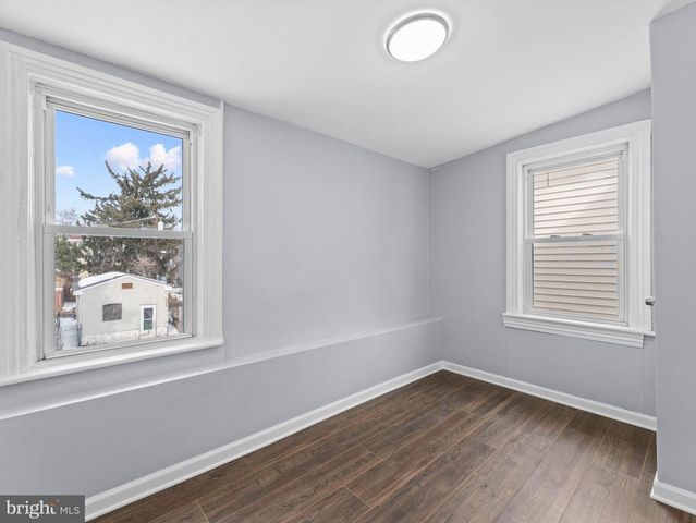 229 W BROAD ST, Burlington, NJ 08016