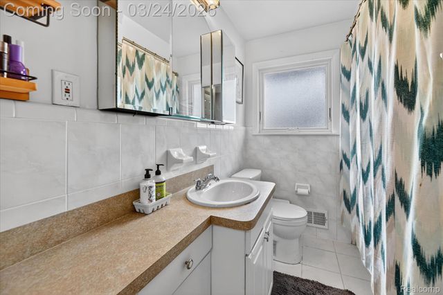 18053 Airport Road, Fraser, MI 48026