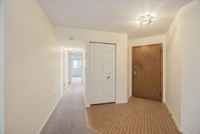 546 Banyon Lane B, La Grange, IL 60525