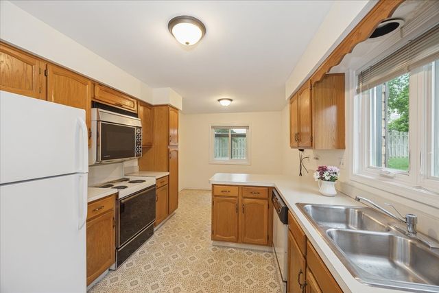 546 Banyon Lane B, La Grange, IL 60525