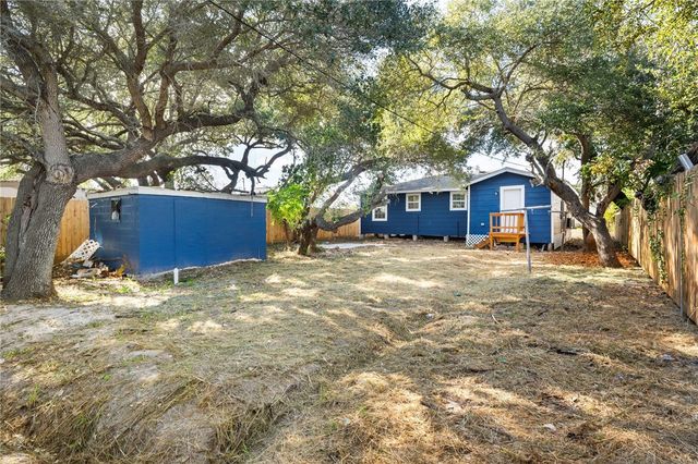 943 S Whitney St, Aransas Pass, TX 78336