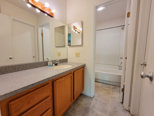195 Ledgewood Cir Apt 102, Burlington, VT 05401