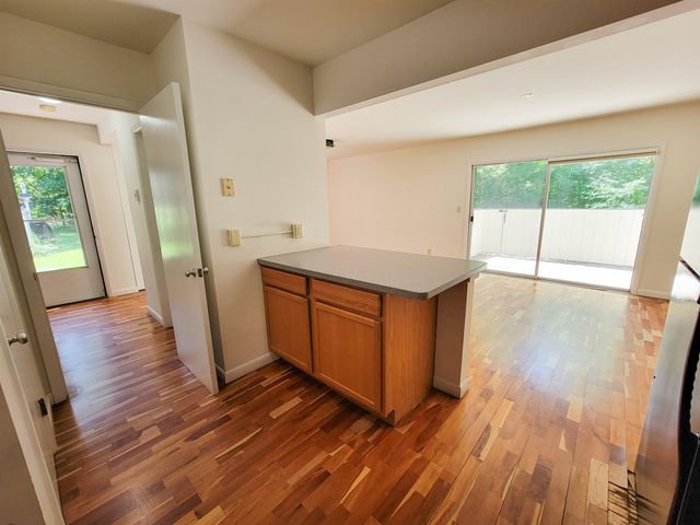 195 Ledgewood Cir Apt 102, Burlington, VT 05401