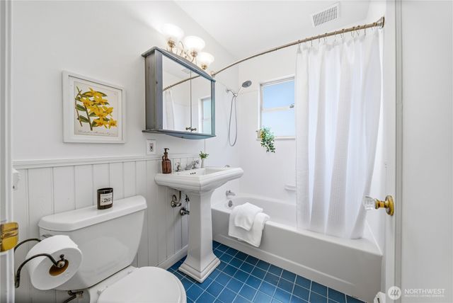 8221 23rd Avenue NE, Seattle, WA 98115