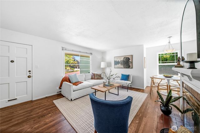 8221 23rd Avenue NE, Seattle, WA 98115