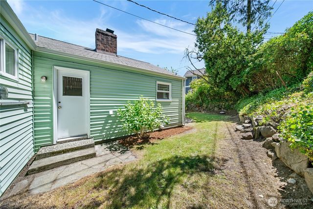 8221 23rd Avenue NE, Seattle, WA 98115
