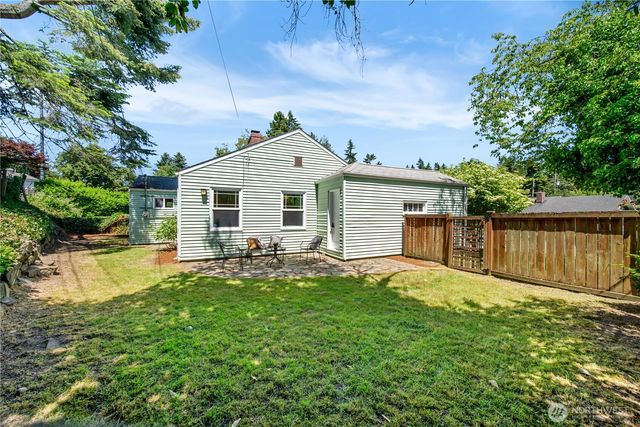 8221 23rd Avenue NE, Seattle, WA 98115