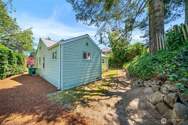 8221 23rd Avenue NE, Seattle, WA 98115