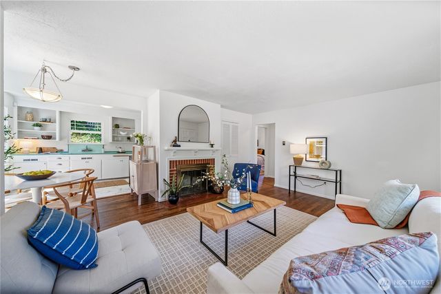 8221 23rd Avenue NE, Seattle, WA 98115
