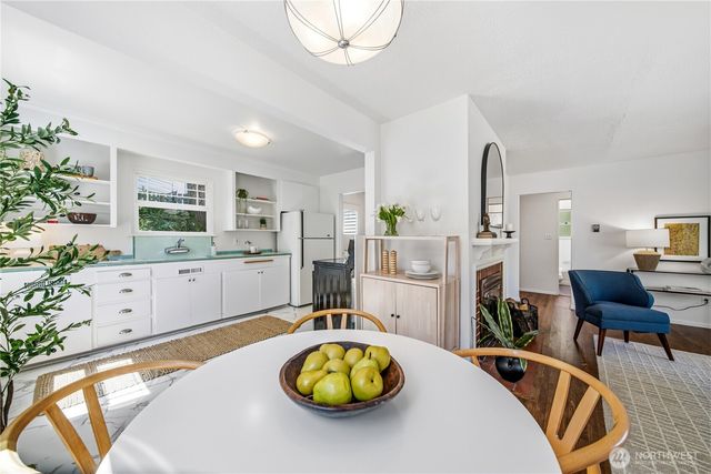 8221 23rd Avenue NE, Seattle, WA 98115