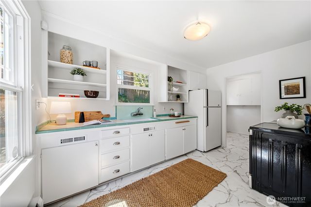 8221 23rd Avenue NE, Seattle, WA 98115