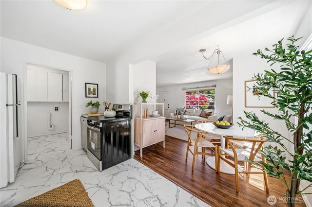 8221 23rd Avenue NE, Seattle, WA 98115